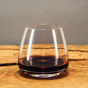 Bicchiere di Vermouth Selvatiq ottenuto con vino pregiato e botaniche selvatiche